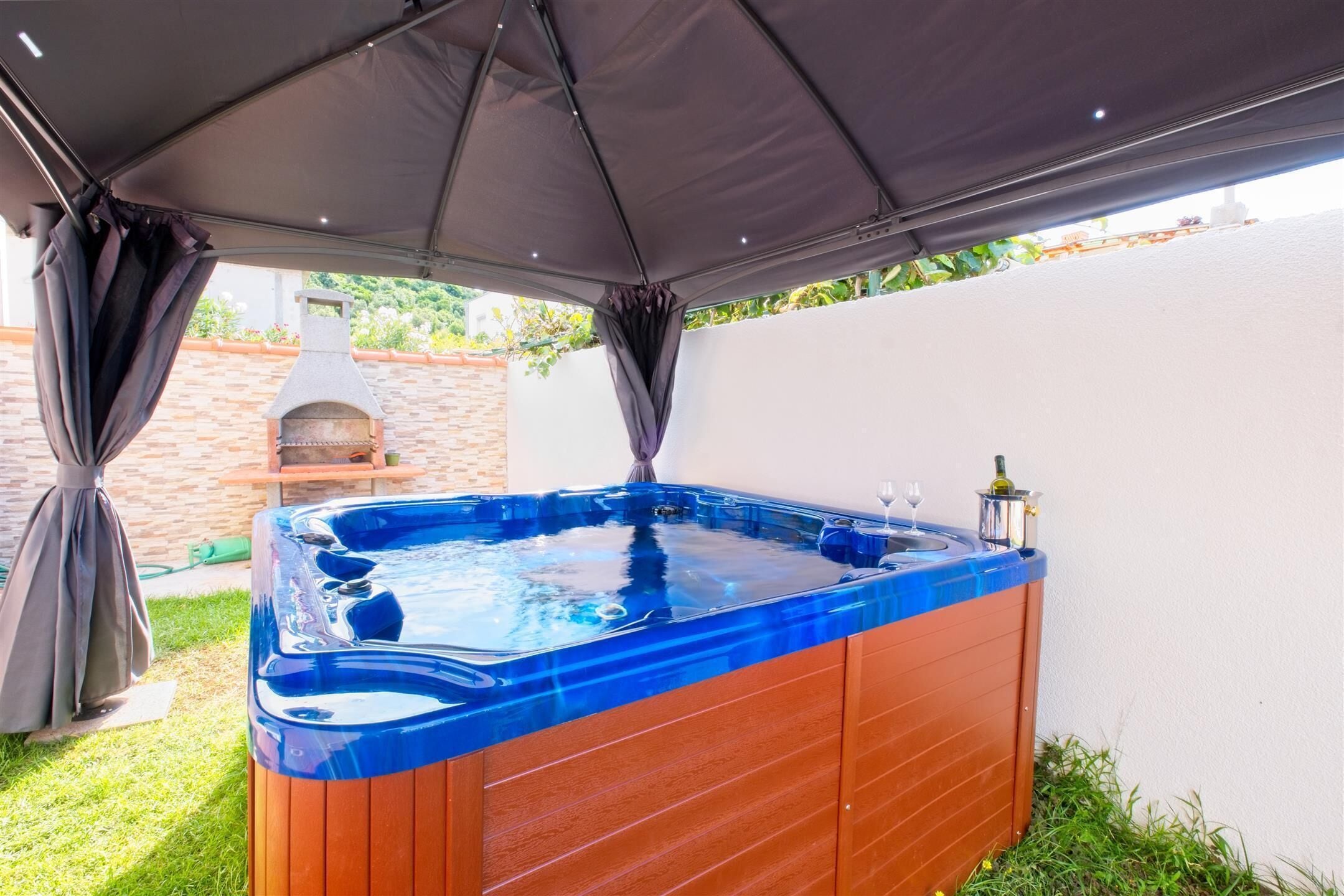 Apartment (Three Bedroom Apartment with Sea View) | Private spa tub