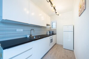 Appartement (Three Bedroom Apartment with Sea View) | Cuisine privée | Réfrigérateur, four, cafetière/bouilloire, bouilloire électrique