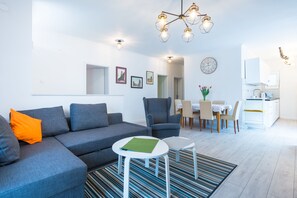 Huoneisto (Three Bedroom Apartment with Sea View) | Olohuone | 25–tuumainen televisio, jossa kaapelikanavat