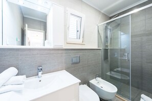 Apartment (Three Bedroom Apartment with Sea View) | Bathroom