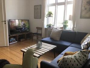 Living area - Cozy apartment located on quiet, charming Østerbro near the lakes (København Ø)