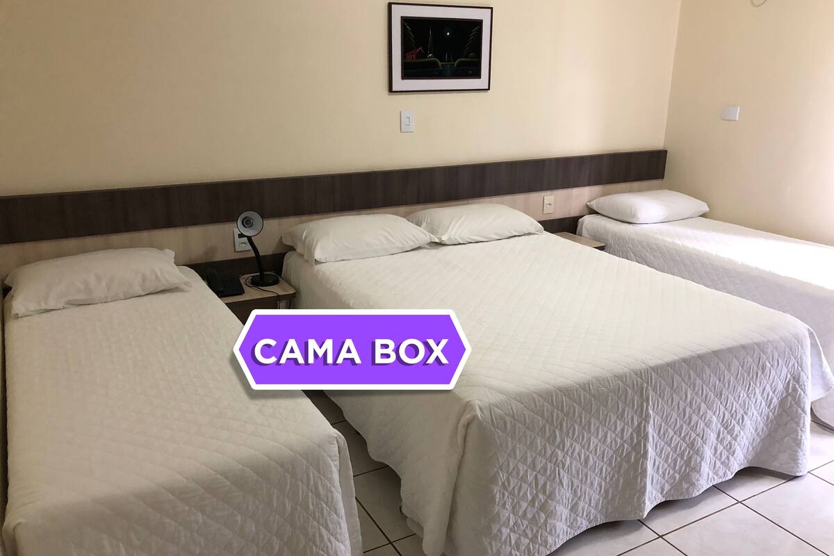 Habitación cuádruple Deluxe | Escritorio, espacio para trabajar con laptop y wifi gratis 