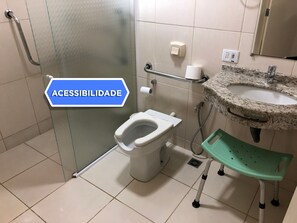 Standard Triple Room | Bathroom | Shower, towels, soap, shampoo - Palace Hotel Guaíra (Guaira)