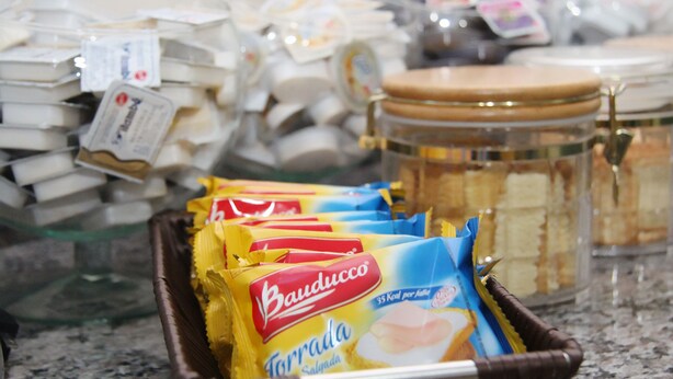 Café da manhã com buffet grátis todos os dias