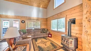 Smart TV, fireplace, DVD player