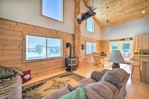 Smart TV, fireplace, DVD player