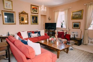 Villa | Wohnbereich | 40-Zoll-Flachbildfernseher mit Kabelempfang, Fernseher