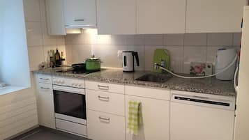Refrigerador, horno, lavavajillas y comedor