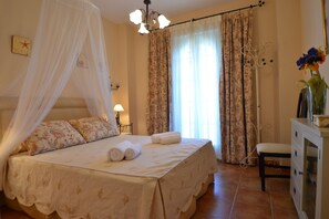 4 bedrooms, iron/ironing board, free WiFi, bed sheets