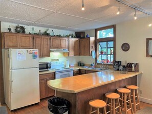 Coffee/tea maker, fridge, microwave, oven