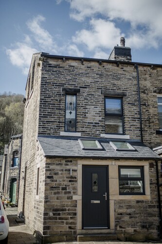 4 Bedrooms, sleeping 6,  just 2 minutes walk from Hebden Bridge town square .