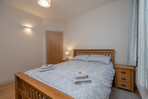 4 habitaciones, tabla de planchar con plancha y cuna de viaje 