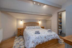 4 bedrooms, iron/ironing board, travel crib, free WiFi - 4 Bedrooms, sleeping 6, just 2 minutes walk from Hebden Bridge town square . (Hebden Bridge)