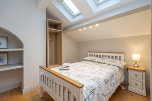 4 bedrooms, iron/ironing board, travel crib, free WiFi - 4 Bedrooms, sleeping 6,  just 2 minutes walk from Hebden Bridge town square . (Hebden Bridge)