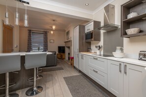 Fridge, microwave, oven, stovetop - 4 Bedrooms, sleeping 6, just 2 minutes walk from Hebden Bridge town square . (Hebden Bridge)