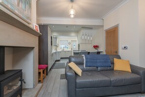 Smart TV - 4 Bedrooms, sleeping 6, just 2 minutes walk from Hebden Bridge town square . (Hebden Bridge)