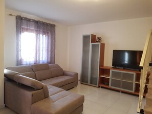 Maison, 4 chambres, fumeurs, balcon | Coin séjour | Télévision