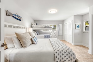 3 bedrooms, iron/ironing board, WiFi (free), bed sheets - Blu Sky Cottage | Waterfront Pool Home, Resort-Style Backyard, Near Siesta Key Village (Siesta Key)