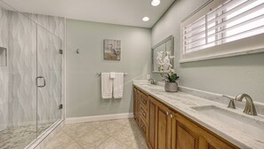 Combined shower/bathtub, hair dryer, towels, shampoo - Blu Sky Cottage | Waterfront Pool Home, Resort-Style Backyard, Near Siesta Key Village (Siesta Key)