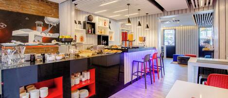 Daily continental breakfast (CLP 5990 per person)