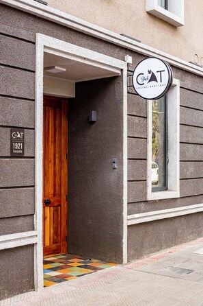 Property entrance - Black Cat Hostal Boutique (Santiago)