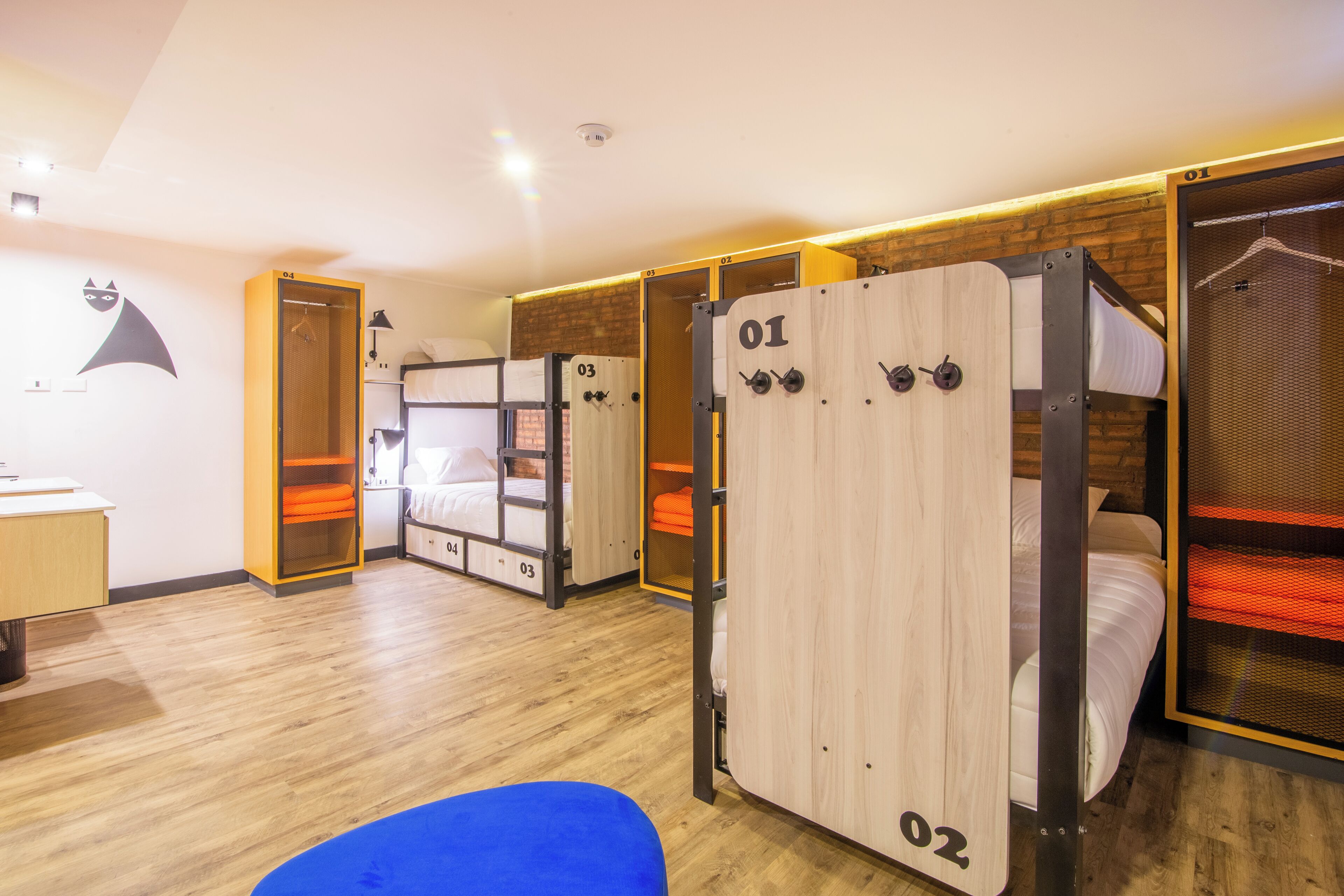 トラディショナル 共同ドミトリー ベッド (複数台) | 高級寝具、防音設備、WiFi (無料)