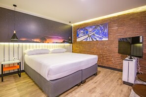 Superior Double Room | Premium bedding, soundproofing, free WiFi - Black Cat Hostal Boutique (Santiago)