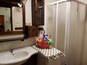 Apartamento, 1 habitación, fumadores | Baño | Ducha, secador de pelo, toallas y papel higiénico