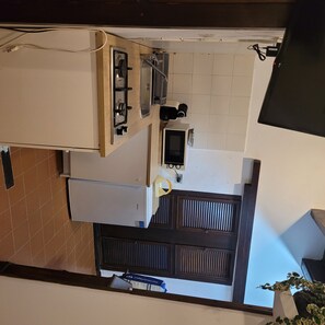 Apartamento, 1 habitación, fumadores | Cocina privada | Frigorífico, microondas, placa de cocina y cafetera o tetera