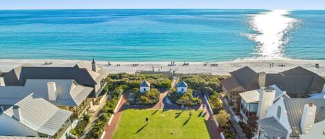 Sulla spiaggia, lettini da mare, teli da spiaggia