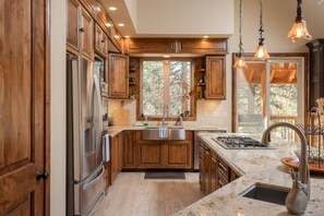 Geladeira, micro-ondas, fogão, cooktop