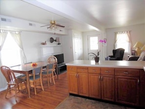 Downstairs Standard Apartment | Woonruimte | Een flatscreentelevisie