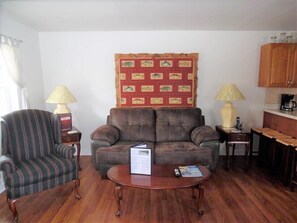 Downstairs Standard Apartment | Area keluarga | TV layar datar