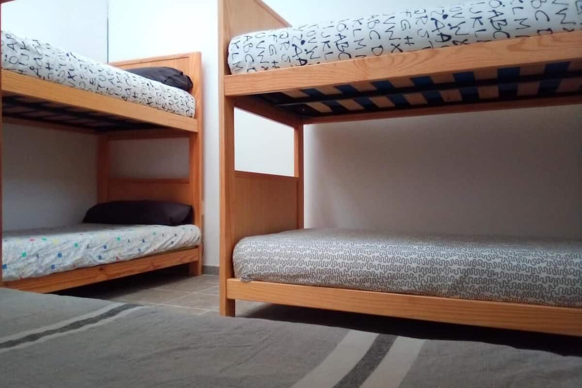 Shared Dormitory, Shared Bathroom (1 bed in 6-Bed Dormitory Room) | Peti besi dalam bilik, seterika/papan seterika, Wi-fi percuma 