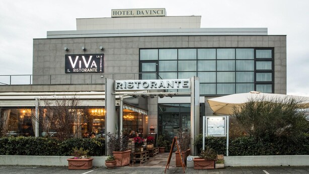 A building with a sign for 'HOTEL DA VINCI' and 'VIVA IL RISTORANTE' indicating a hotel and restaurant. - Da Vinci (Vinci)