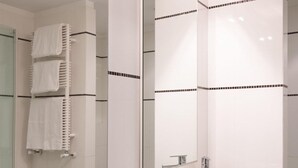 A modern bathroom with a large mirror, white sink, and towel rack. - Da Vinci (Vinci)