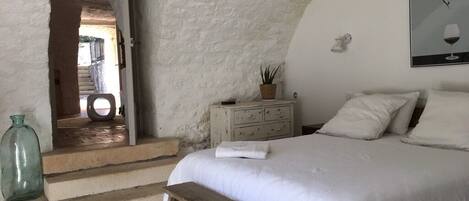 6 bedrooms, desk, iron/ironing board, free WiFi