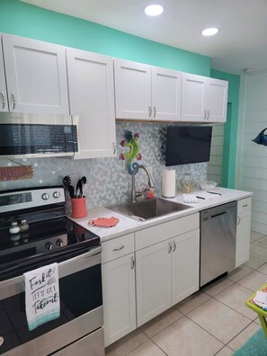 Een koelkast, een magnetron, een oven, een kookplaat