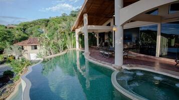 Hồ bơi ngoài trời