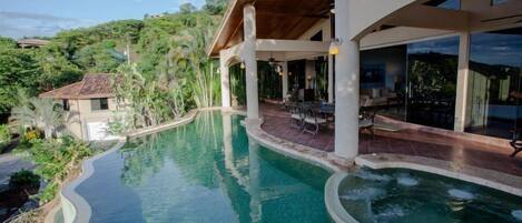 Kolam renang outdoor