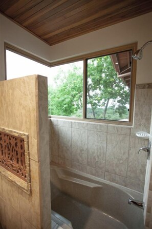 Luxury-Villa, 4 Schlafzimmer, eigener Pool, Meerblick | Badezimmer | Duschwanne, Handtücher, Seife, Shampoo
