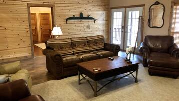 Älytelevisio, takka, DVD-soitin, stereot