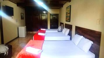 Ropa de cama de alta calidad, cubrecamas y minibar