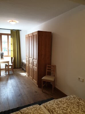 3 Schlafzimmer, Schreibtisch, Bügeleisen/Bügelbrett, Reisekinderbett