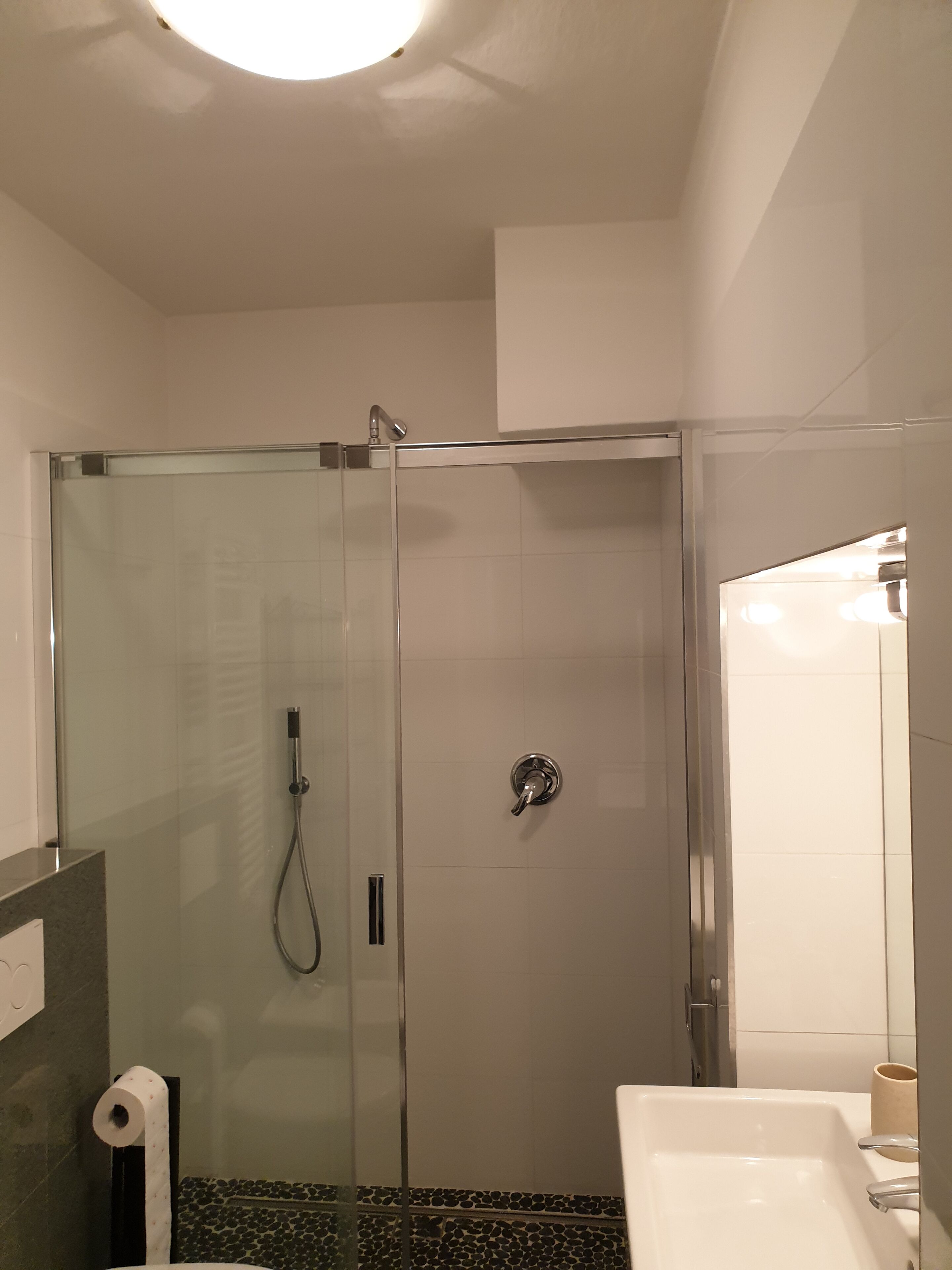 Douche, sèche-cheveux, bidet, serviettes fournies