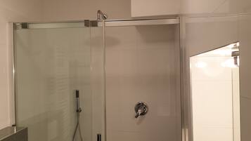 Doccia, asciugacapelli, bidet, asciugamani