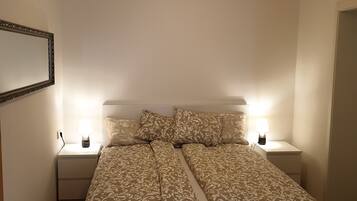 3 Schlafzimmer, Schreibtisch, Bügeleisen/Bügelbrett, Reisekinderbett