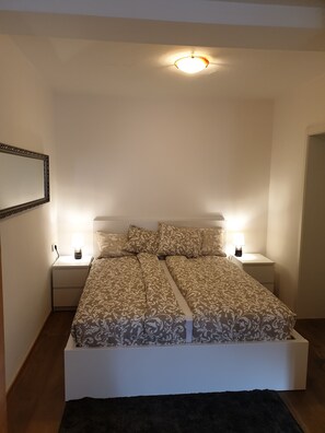 3 Schlafzimmer, Schreibtisch, Bügeleisen/Bügelbrett, Reisekinderbett