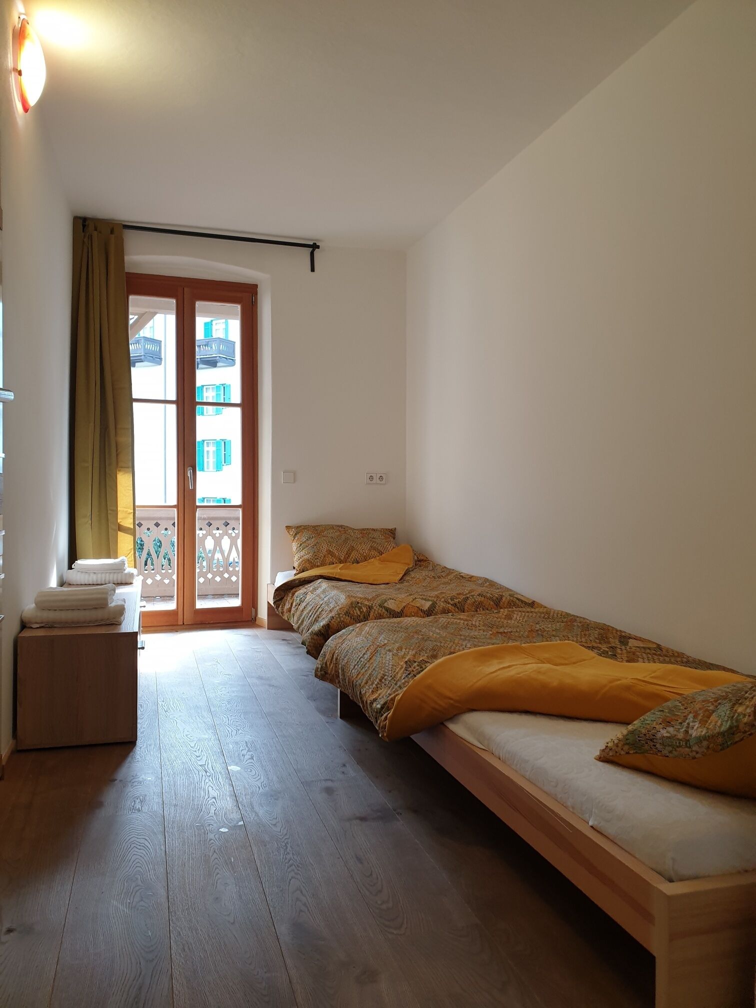 3 chambres, bureau, fer et planche à repasser, lit parapluie