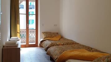 3 camere, una scrivania, ferro/asse da stiro, culla da viaggio